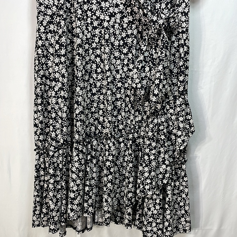 🧳 Signature by Robbie Bee black and white textural floral faux wrap dress - Picture 3 of 5
